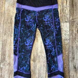 Lululemon Athletica Black and Blue Patterned Cropped Pants